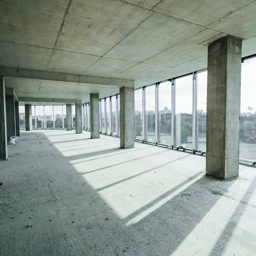 Intérieur d’un bâtiment vidé après curage, avec structure en béton apparente